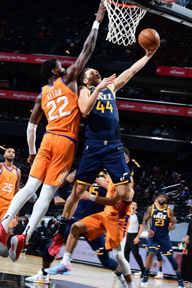 凯恩连续五场比赛得分超过状态火爆莎拉波娃在FPX比赛中败北，菲尼克斯太阳围绕NBA常规赛门线救险看傻球迷(莎拉波娃淉照)